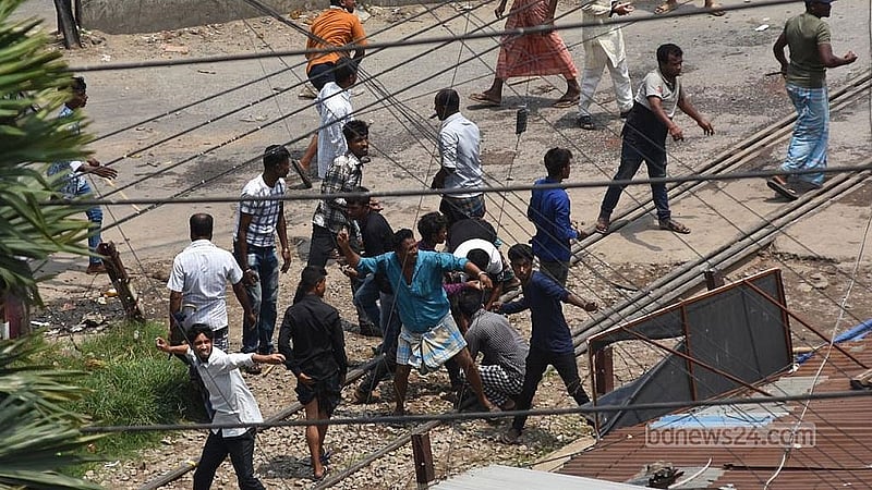 চট্টগ্রামের চান্দগাঁও ’বাহির সিগন্যাল’ এলাকায় বুধবার ব্যাটারি রিকশার চালকদের সঙ্গে আইনশৃঙ্খলা বাহিনীর সংঘর্ষ বাঁধে।
