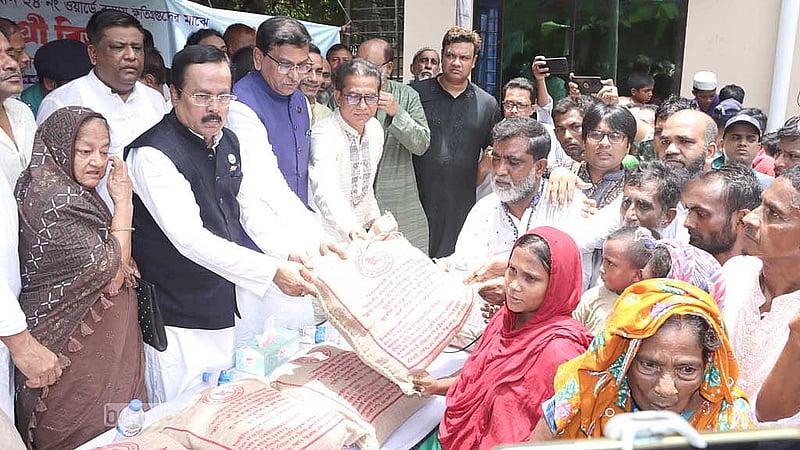 সোমবার সিলেট সিটি করপোরেশনের উদ্যোগে নগরের ৪২ নম্বর ওয়ার্ডে বন্যার্তদের মধ্যে ত্রাণ বিতরণ করেন বস্ত্র ও পাটমন্ত্রী জাহাঙ্গীর কবির নানক। 