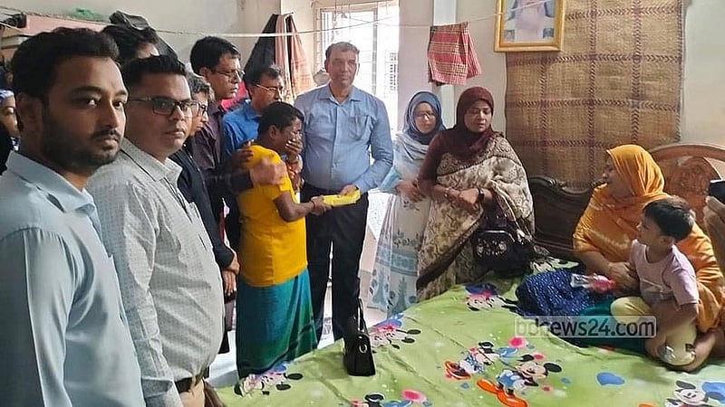 আন্দোলনের মধ্যে মিরপুরে নিহত হন জগন্নাথ বিশ্ববিদ্যালয়ের গণিত বিভাগের শিক্ষার্থী আহসান হাবীব তামিম; বুধবার তার পরিবারের সঙ্গে দেখা করে আর্থিক সহায়তা করেন বিভাগের শিক্ষকরা।