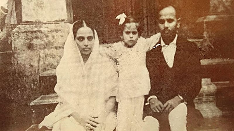 কন্যা শাহনাজ ও স্ত্রী আকিলা খাতুনের সঙ্গে শফিউর রহমান। মৃত্যুর কয়েক দিন আগে তোলা ছবি। ছবি: লেখকের সৌজন্যে