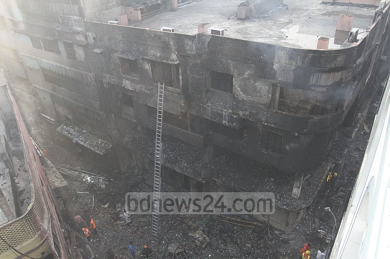 ২০১৯ সালে ভয়ঙ্কর সেই অগ্নিকাণ্ডের পরদিন চুড়িহাট্টার ওয়াহেদ ম্যানশন। 