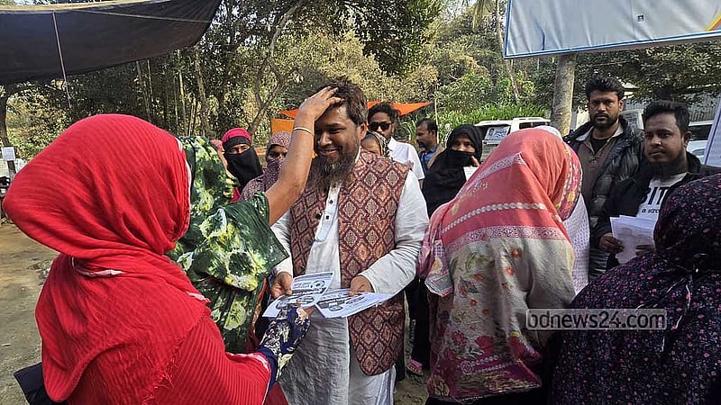 নির্বাচনি গণসংযোগে স্বতন্ত্র প্রার্থী মুজাহিদ বেগ। 