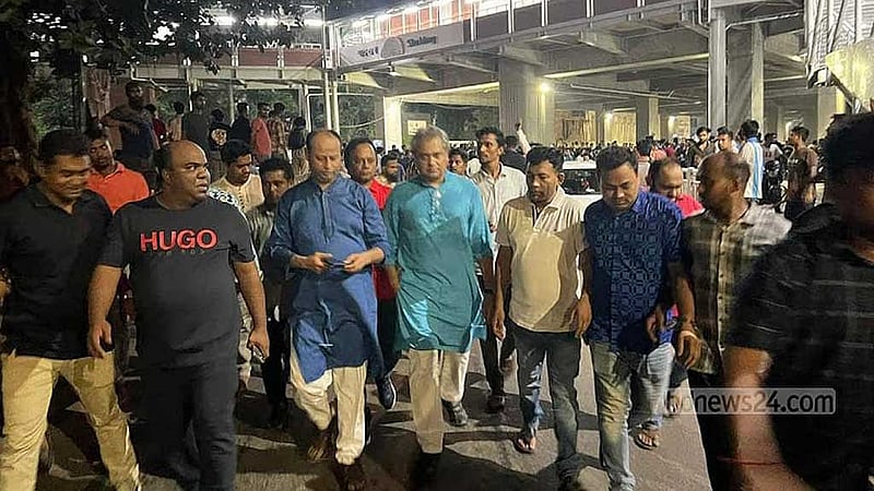 শাহবাগ মোড়ে ছাত্রলীগের সাবেক নেতাদের বিক্ষোভে তথ্য প্রতিমন্ত্রী মোহাম্মদ এ আরাফাত।