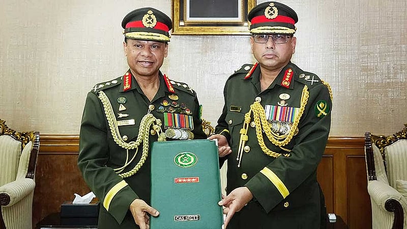 নথিতে সই করে সবুজ রংয়ের ফাইল বিনিময়ের মধ্য দিয়ে দায়িত্ব হস্তান্তরের আনুষ্ঠানিকতা সারেন বিদায়ী ও নতুন সেনাপ্রধান। ছবি: আইএসপিআর