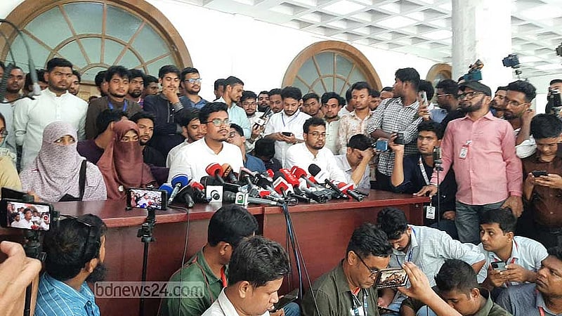 বুধবার সকালে ঢাকা বিশ্ববিদ্যালয়ের সিনেট ভবনে ডাকসুর ফল ঘোষণার পর সংবাদ সম্মেলনে ছাত্রশিবিরের প্রার্থীরা।