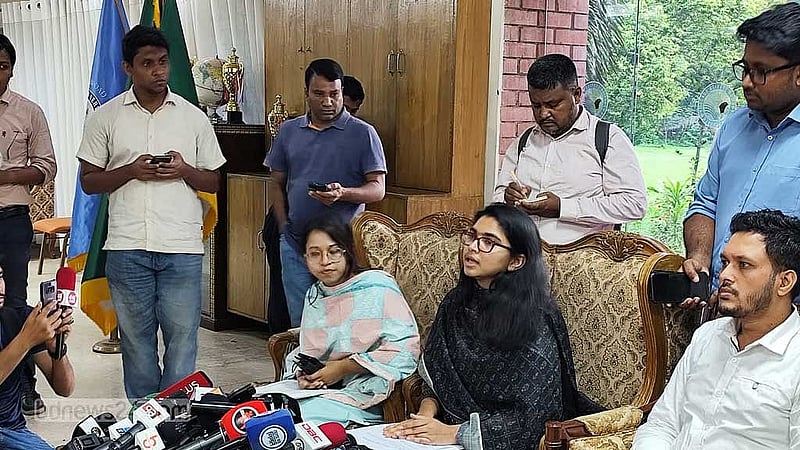 এনসিপির জ্যেষ্ঠ যুগ্ম সদস্য সচিব তাসনিম জারা সাংবাদিকদের কথা বলেন।