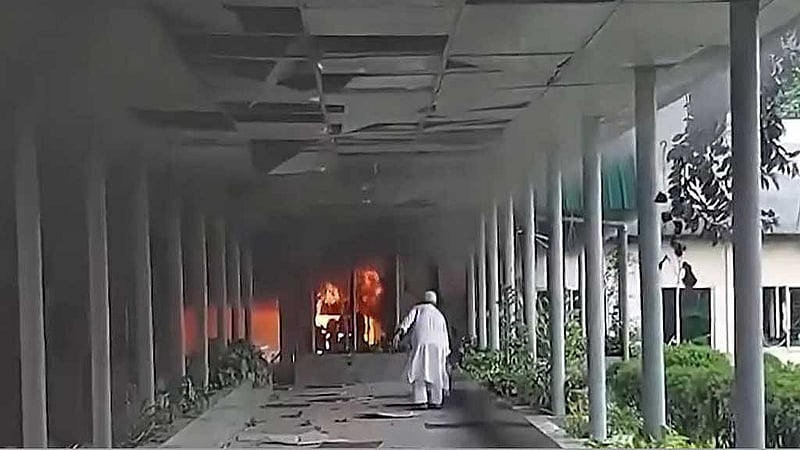 বেলা ২টায় বিটিভি ভবনে আগুন দেওয়া হয়। এরপর চার ঘণ্টাতেও সেখানে পৌঁছতে পারেনি ফায়ার সার্ভিস। ফলে আগুন জ্বলেই চলেছে।