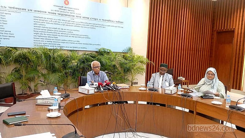 শেরে বাংলা নগরে এনইসি সম্মেলন কক্ষে একনেক সভা শেষে সংবাদ সম্মেলনে পরিকল্পনা উপদেষ্টা ওয়াহিদউদ্দিন মাহমুদ।