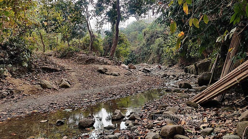 হোস্টেলের পাশে শুকিয়ে যাওয়া ঝিরি। যেখানে পাথর আছে, পানি নেই।তাই পানি সংকটে ভুগছে শিক্ষার্থীসহ পাড়ার বাসিন্দারা। 