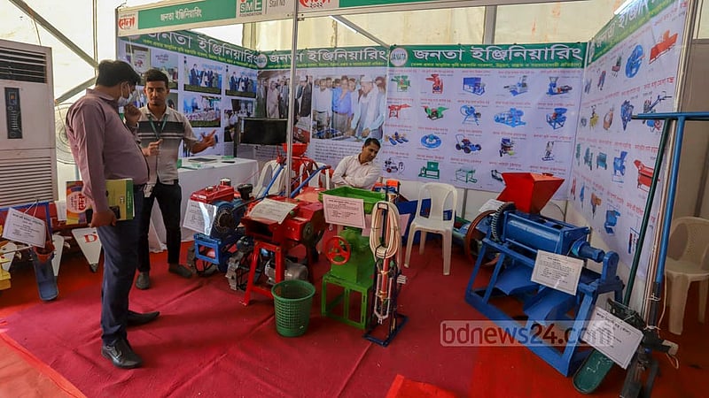 জাতীয় এসএমই মেলায় কৃষি যন্ত্রপাতির একটি স্টল।
