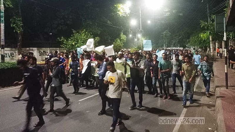 সরকারি চাকরিতে মুক্তিযোদ্ধা কোটা বাতিলের পরিপত্র অবৈধ ঘোষণা করে হাই কোর্টের রায়ের প্রতিক্রিয়ায় ঢাকা বিশ্ববিদ্যালয়ে বিক্ষোভ 