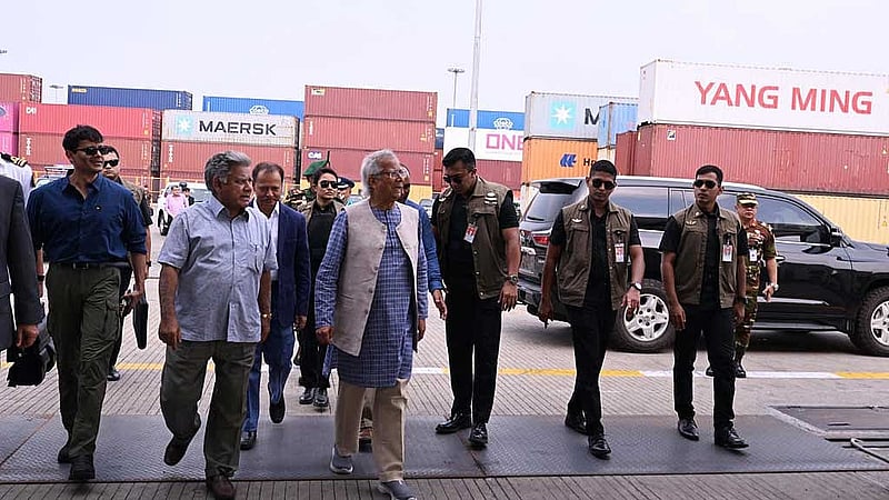 প্রধান উপদেষ্টা অধ্যাপক মুহাম্মদ ইউনূস বুধবার চট্টগ্রাম বন্দরের নিউমুরিং কনটেইনার টার্মিনাল পরিদর্শন করেন। ছবি: পিআইডি 