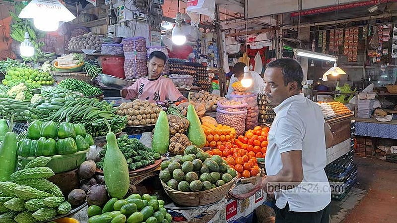বহুদিন থেকে চড়া সবজির দাম হঠাৎ হঠাৎ বেড়ে যায়।