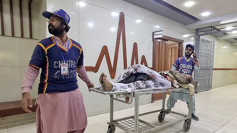 বিচ্ছিন্নতাবাদীদের হামলায় নিহত একজনের মৃতদেহ হাসপাতালে আনা হয়েছে। ছবি: রয়টার্স 