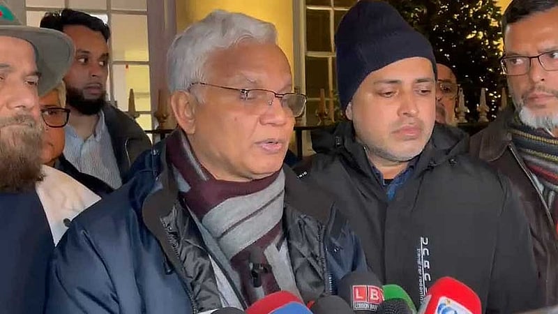 লন্ডনে সংবামাধ্যমের কাছে খালেদা জিয়ার শারীরিক অবস্থার তথ্য জানান তার ব্যক্তিগত চিকিৎসক এ জেড এম জাহিদ হোসেন।  