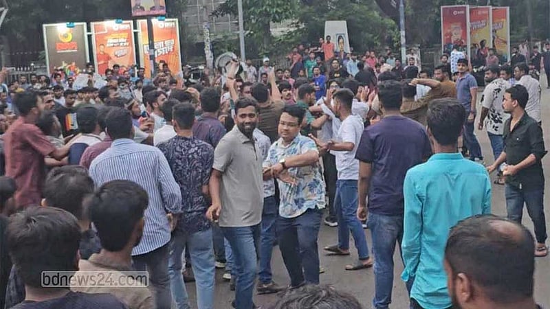 কোটার যৌক্তিক সমাধানের দাবিতে বৃহস্পতিবার ঢাকা বিশ্ববিদ্যালয়ের কর্মসূচি পালন করে ছাত্রলীগও।