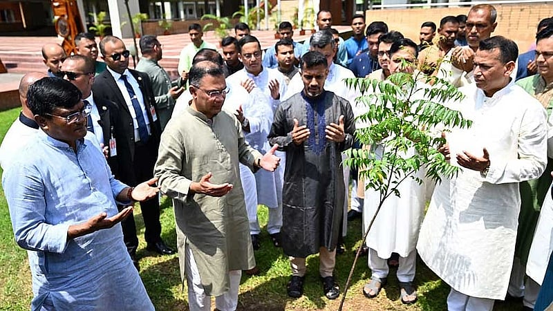 প্রধানমন্ত্রী তারেক রহমান ঢাকা সেনানিবাসের ‘পঁচিশ মৃত্যুঞ্জয়ী’ ভবনের সামনে একটি গাছের চারা রোপন করেন। ছবি: পিআইডি 