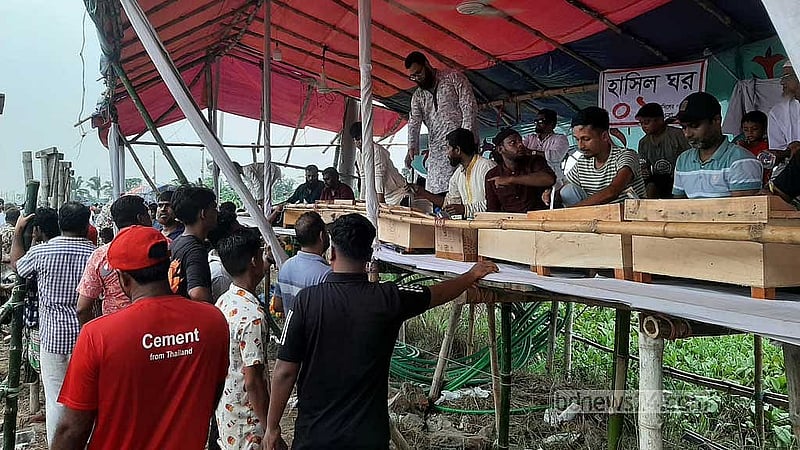এমনিতেই দাম বেশি। তার ওপর পশু কেনাবেচার দরের শতকরা ৫ শতাংশ হাসিলের পুরোটাই দিতে হচ্ছে ক্রেতাকে।