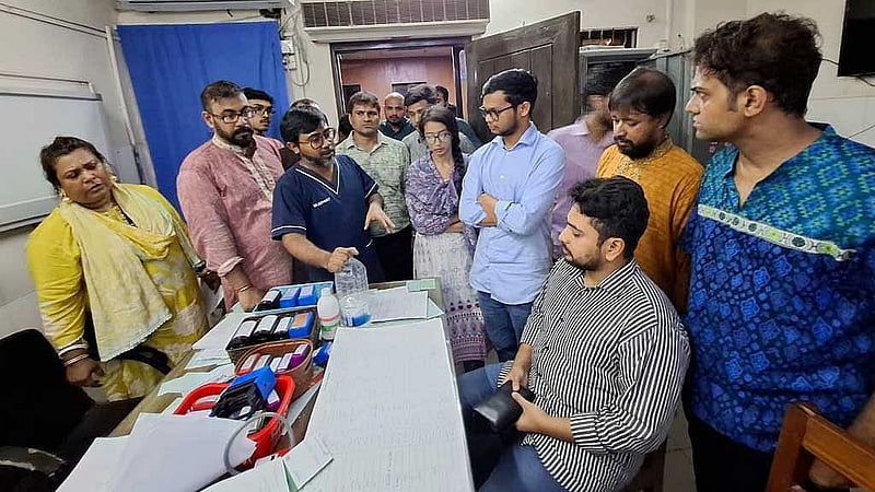 তাঁতীবাজারে পূজামণ্ডপে হামলায় আহতদের দেখতে শুক্রবার গভীর রাতে মিটফোর্ড হাসপাতালে গিয়ে তাদের চিকিৎসার খোঁজখবর নেন তথ্য ও সম্প্রচার উপদেষ্টা নাহিদ ইসলাম। 