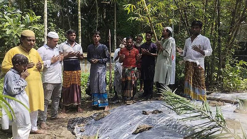 তোফাজ্জলের শেষ শয্যা হয়েছে তার মা-বাবা ও ভাইয়ের কবরের পাশে। 