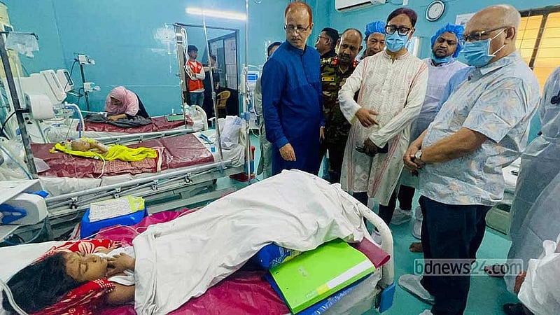 লোহাগাড়ায় দুর্ঘটনায় আহত হয়ে চট্টগ্রাম মেডিকেল কলেজ হাসপাতালে চিকিৎসাধীন ছয় বছরের আরাধ্যা বিশ্বাসের খোঁজ খবর নেন উপদেষ্টা ফারুক ই আজম।