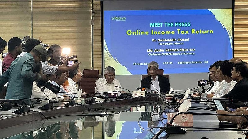 কর আদায় বাড়াতে বিভিন্ন জটিলতা সহজ করতে কাজ করছে সরকার। এর অংশ হিসেবে অনলাইনে আয়কর দেওয়ার ব্যবস্থা চালু হয়েছে। ১০ সেপ্টেম্বর এ পদ্ধতি চালু বিষয়ক এক অনুষ্ঠানে অর্থ ও বাণিজ্য উপদেষ্টা সালেহউদ্দিন আহমেদ। ফাইল ছবি।
