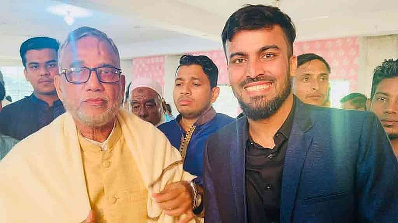 গণঅভ্যুত্থানের মধ্য দিয়ে বিদায়ী হাসিনা সরকারের পরিবেশ, বন ও জলবায়ু পরিবর্তন মন্ত্রী মো. শাহাবউদ্দিনের সঙ্গে দোকানি রাসেল। ছবি: সংগৃহীত