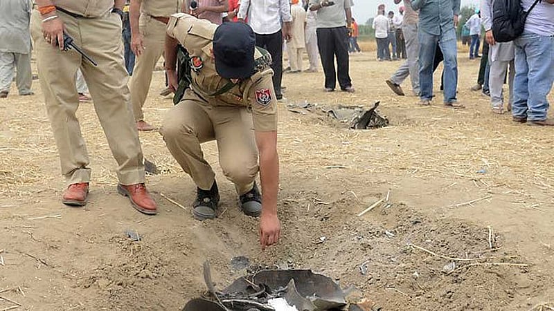 ভারতের জলন্ধরে ধাতব ধ্বংসাবশেষ খতিয়ে দেখছেন পুলিশ কর্মকর্তারা। ছবি: রয়টার্স 