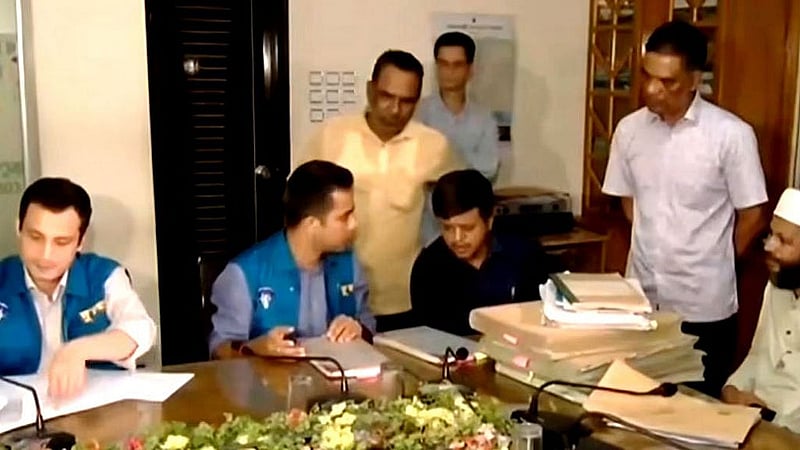 দুর্নীতি দমন কমিশনের একটি দল বৃহস্পতিবার চট্টগ্রাম নগরীর টাইগার পাসে সিটি করপোরেশনে অভিযান চালায়।
