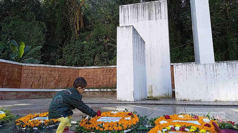 চট্টগ্রাম নগরীর কে সি দে রোডে কেন্দ্রীয় শহীদ মিনারে একটি গোলাপ দিয়ে মুক্তিযুদ্ধের শহীদদের প্রতি শ্রদ্ধা নিবেদন করছে এক শিশু।