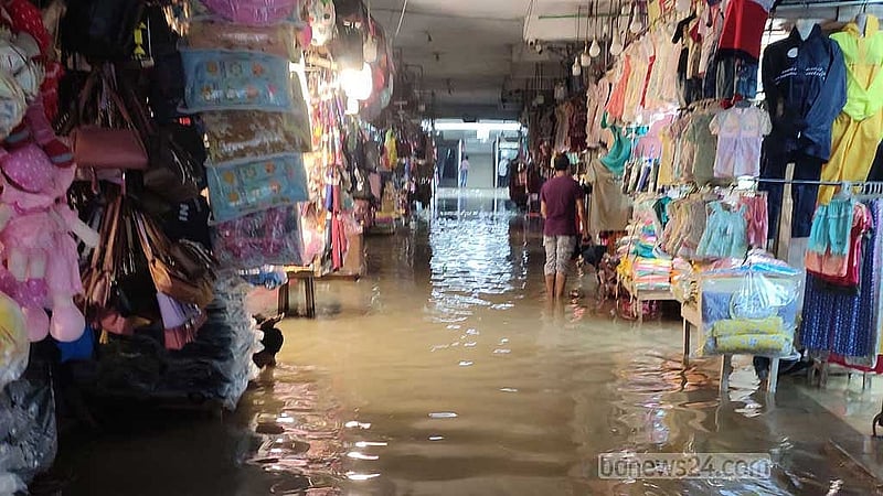 তলিয়েছে বহদ্দারহাটের স্বজন সুপারমার্কেট।