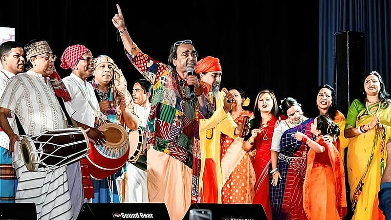 প্রবাসী শিল্পীদের সঙ্গে নিয়ে গান গাইছেন মহীতোষ তালুকদার তাপস, ছবিটি তারই ফেইসবুক থেকে নেওয়া।
