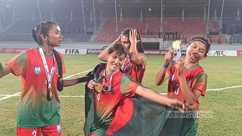 মনিকাদের শিরোপা জয়ের উল্লাস।