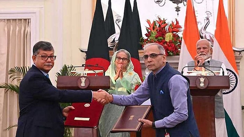 প্রধানমন্ত্রীর সাম্প্রতিক ভারত সফরে বাংলাদেশের ভেতর দিয়ে ভারতের এবং ভারতের ভেতর দিয়ে বাংলাদেশের ট্রেন চলাচল নিয়ে সমঝোতা হয়। এ নিয়ে রাজনৈতিক বিতর্ক চলছে।