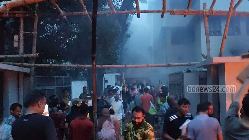 বঙ্গবন্ধু স্মৃতি জাদুঘরে আগুন দেওয়ার পাশাপাশি লুটপাট করতেও দেখা গেছে।