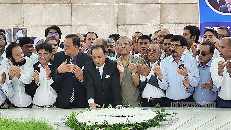 জাতীয়তাবাদী আইনজীবী ফোরামের নতুন সভাপতি জয়নাল আবেদীনের নেতৃত্বে আইনজীবীদের নিয়ে জিয়াউর রহমানের কবরে শ্রদ্ধা জানান মির্জা ফখরুল।