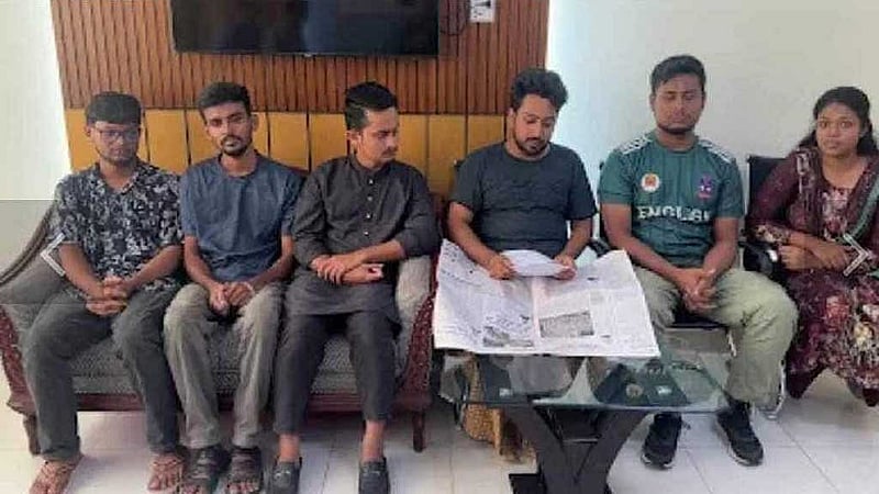 ডিবি কার্যালয়ে থাকা বৈষম্যবিরোধী ছাত্র আন্দোলনের ছয় সমন্বয়ক রোববার এক ভিডিও বার্তায় সব কর্মসূচি প্রত্যাহার করে নেন। 