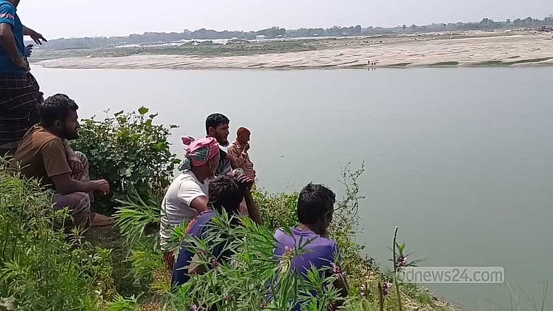 কুমির দেখার প্রত্যাশায় গড়াই নদীর মোহনের ঘাট এলাকার নদীপাড়ে ভিড় করে আছেন বেশ কিছু মানুষ।