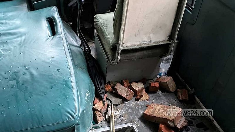 আইডিয়াল কলেজের শিক্ষার্থীরা আস্ত ইট ও লাঠিসোঁটা নিয়ে ঢাকা কলেজের বাসে হামলা চালায়।