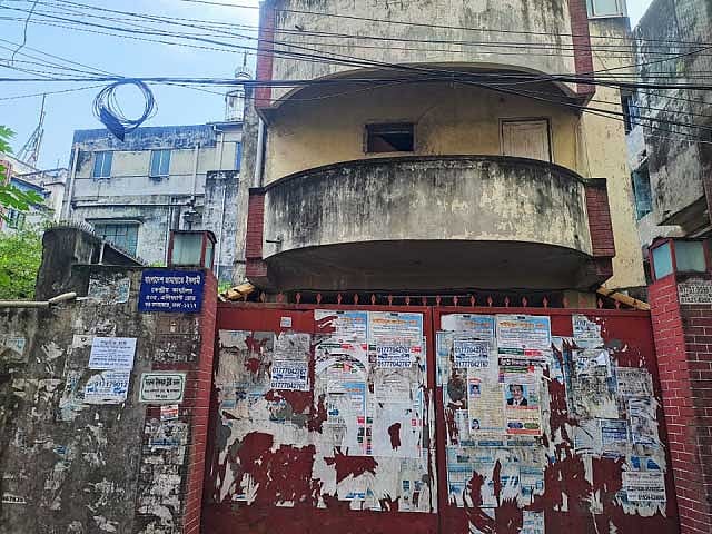 মানবতাবিরোধী অপরাধের বিচার শুরু হলে ২০১১ সাল থেকেই জামায়াতের কেন্দ্রীয় কার্যালয়সহ সব কার্যালয় বন্ধ। অনেকটা গোপন তৎপরতার মত করে রাজনীতি করছে দলটি।