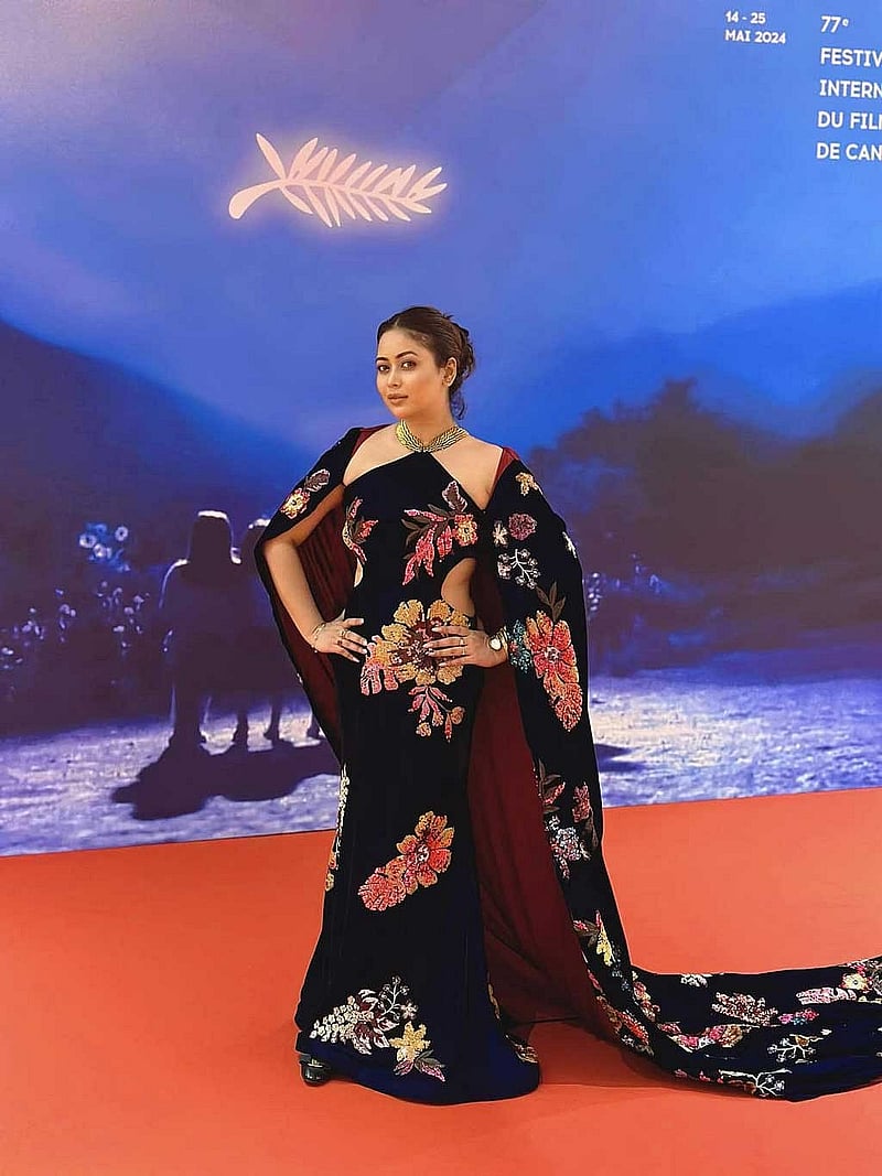 দ্বিতীয় দিনে অভিনেত্রীকে দেখা গেছে নীল রঙ্গের ফুলেল নকশা করা গাউনে। গায়ে আলাদা করে কোনো গহনা পরতে দেখা যায়নি। খোপা করা চুলে বেশ ফুরফুরে মেজাজে ছিলেন এই অভিনেত্রী।