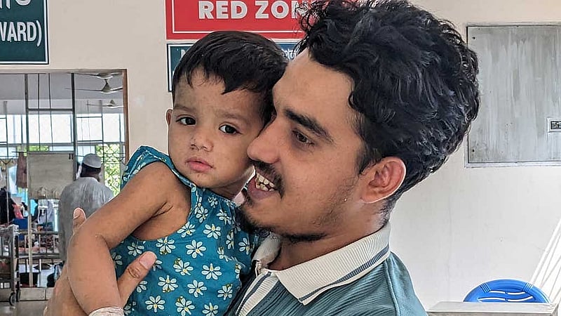 মহাখালীর ডিএনসিসি হাসপাতালে ভর্তি শিশুকে কোলে নিয়ে বাবার পায়চারি। 