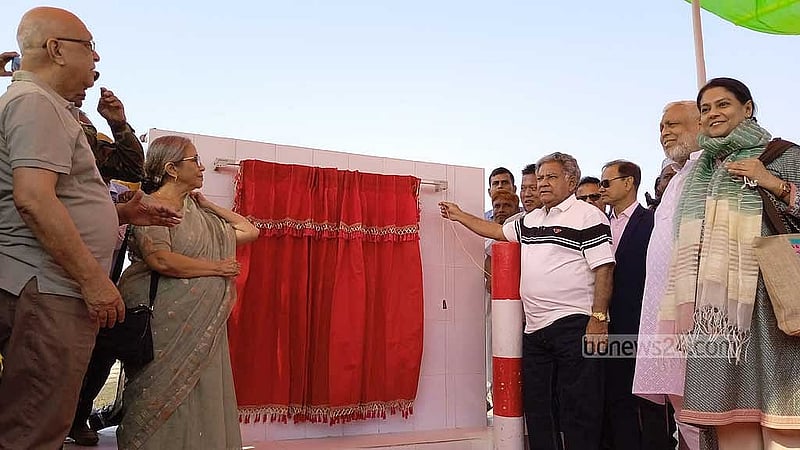 সোমবার সকালে ৬ জন উপদেষ্টা ফেরি উদ্বোধনের অনুষ্ঠানে উপস্থিত ছিলেন। ছবি: মিঠুন চৌধুরী