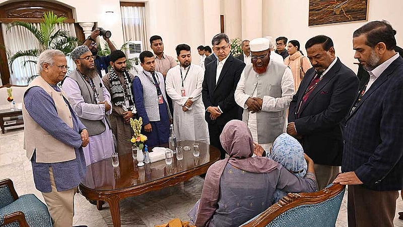 রাষ্ট্রীয় অতিথি ভবন যমুনায় প্রধান উপদেষ্টা মুহাম্মদ ইউনূস, বিএনপি, জামায়াত ও এনসিপির নেতারা ওসমান হাদির বোনের সঙ্গে কথা বলেন। ছবি: পিআইডি 