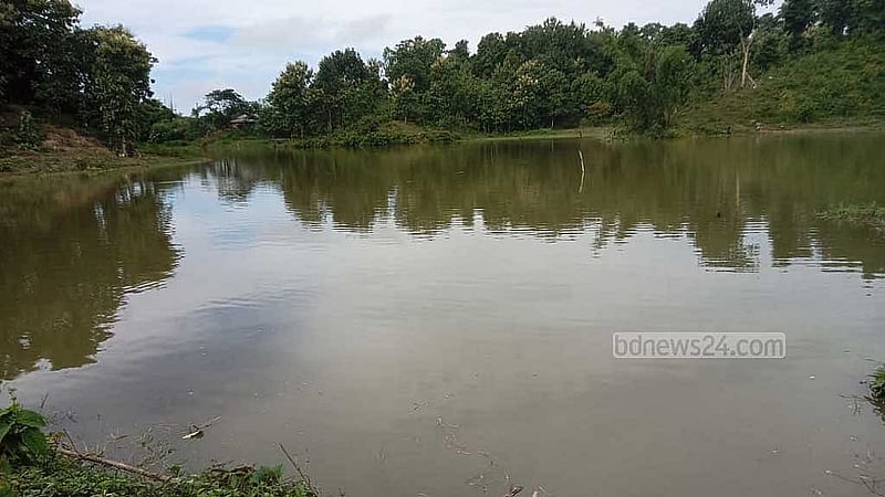 চট্টগ্রামের রাঙ্গুনিয়ায় বন বিভাগের এ জমি দখল করেছিলেন সাবেক পররাষ্ট্রমন্ত্রী হাছান মাহমুদের ভাই এরশাদ মাহমুদ। সেখানে পাহাড়ি ছড়ার পানি আটকে তৈরি করা হয় বিশাল পুকুর।