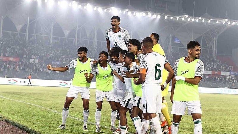 জোড়া গোলদাতা হামজা চৌধুরীকে ঘিরে বাংলাদেশের উল্লাস, শেষ পর্যন্ত যদিও তাদের সেই উচ্ছ্বাস আর থাকেনি। ছবি: বাফুফে