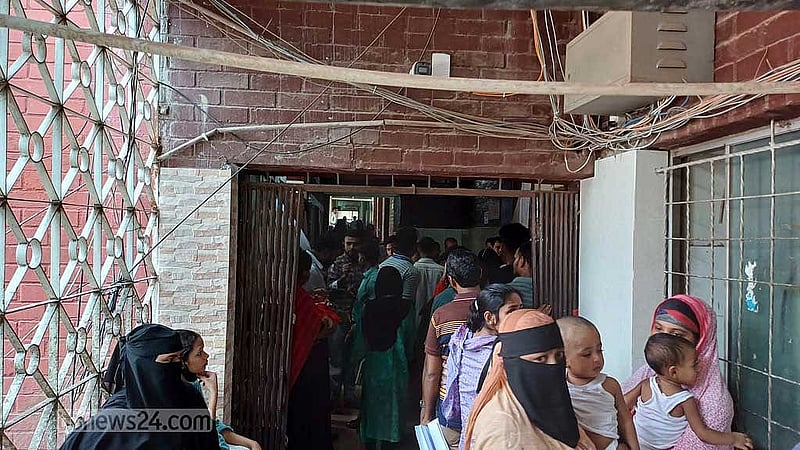 ঢাকার শ্যামলীতে বাংলাদেশ শিশু হাসপাতাল ও ইনস্টিটিউটের ফিভার ক্লিনিকে ডেঙ্গুর উপসর্গ নিয়ে আসা শিশুদের সংখ্যা বাড়ছে। সোমবারের ছবি।