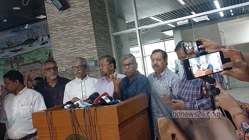 সাংবাদিকদের সঙ্গে কথা বলছেন জনতা পার্টি বাংলাদেশের মহাসচিব শওকত মাহমুদ।