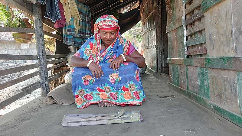 সুভদ্রা সানার বাড়িতে পুরোনো দিনের কিছু হাতা, খুন্তি আর কাঠের বাক্স ছাড়া নেই তেমন কিছুই।