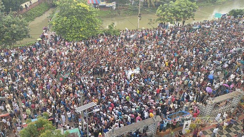 গত ৫ অগাস্ট শেখ হাসিনার পদত্যাগের পর থেকেই গোপালগঞ্জে টানা বিক্ষোভ করছে আওয়ামী লীগের নেতাকর্মীরা। 